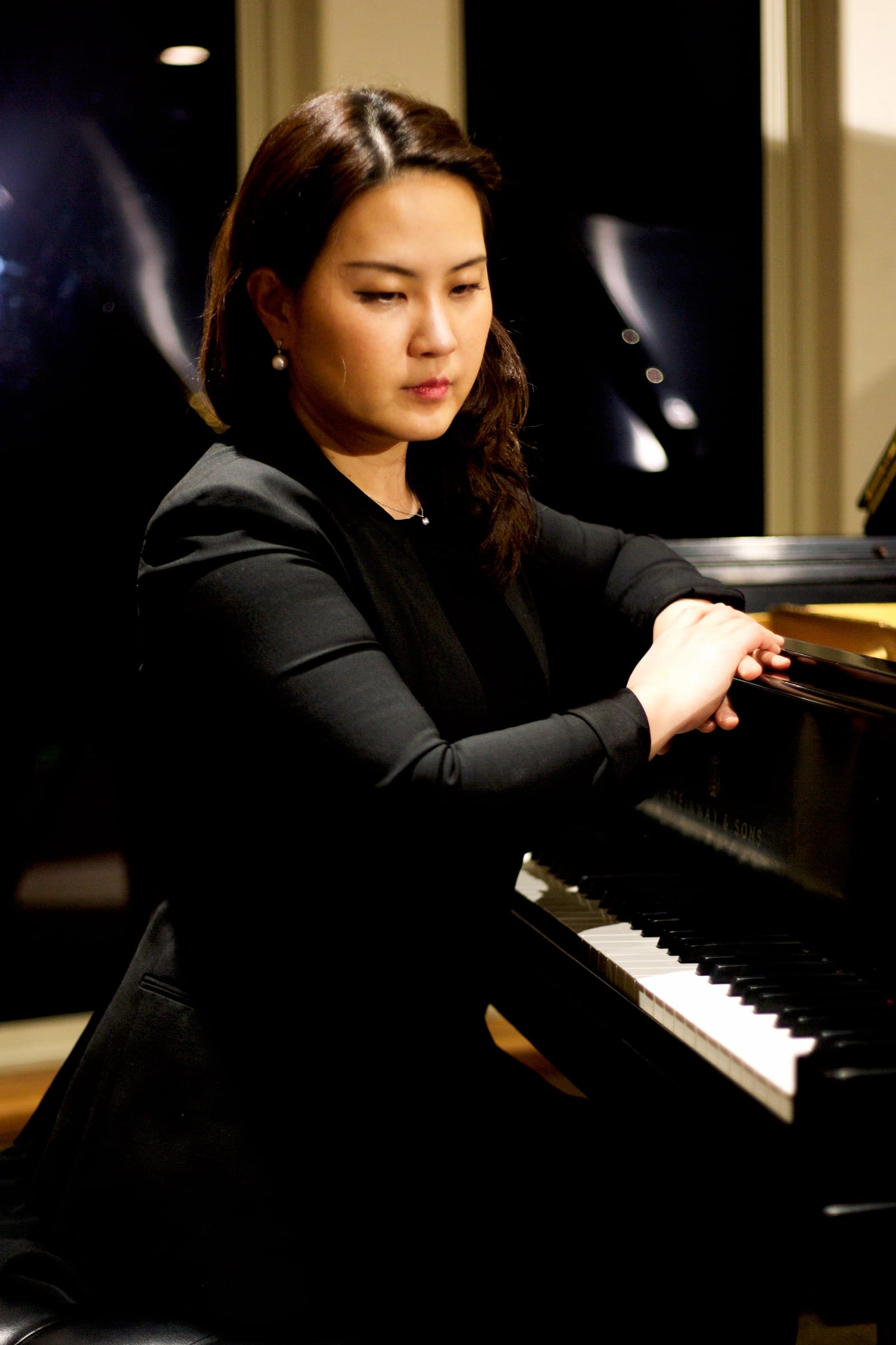 Jennifer Mihee Song beside a grand piano.